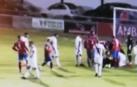 El árbitro navarro Prieto Iglesias interviene para evitar que un jugador se trague la lengua