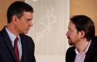 El presidente del gobierno Pedro Sánchez (i) y el líder de Podemos Pablo Iglesias.