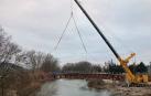Instalada una nueva pasarela sobre el Arga entre Arazuri y Ororbia