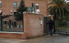 Un familiar entrando a la residencia de Lodosa, ocupada al 80% de su capacidad.