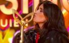 Imagen de Paz Vega besando la Máscara de Oro tras ganar Mask Singer España como Catrina