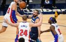 Ricky Rubio realiza un pase entre varios rivales.
