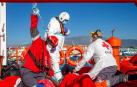 Miembros de los servicios de Emergencia atienden a uno de los inmigrantes llegados a Motril.