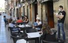 Clientes en una terraza de la calle Mayor de Sangüesa.