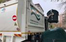 Un vecino protesta por el ruido de los camiones de basura