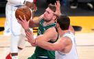 Doncic entra a canasta ante la oposición de Marc Gasol.