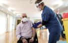 Imágenes de los primeros pacientes de El Vergel en ser vacunados.