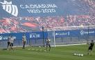 Rubén Martínez bloca el balón ante el disparo de Richard Sanzol, ayer en El Sadar. Detrás, Sergio Herrera, Juan Pérez e Iñaki Álvarez.