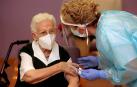 Mayores y sanitarios de toda España inauguran la vacunación