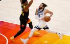 Ricky penetra a canasta ante la oposición de Donovan Mitchell.