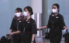 Personal de tripulación de Japan Airlines a su llegada al Aeropuerto Internacional de Hong Kong.