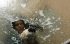 Imagen de una chica quitando el hielo del parabrisas