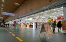 Entrada al hipermercado de Carrefour, en el centro comercial Las Cañas de Viana.
