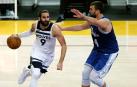 Ricky conduce el balón ante la oposición de Marc Gasol.