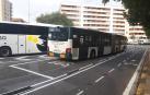 VISIBILIDAD. A pesar de que existe una zona específica en blanco para solventar el asunto, la visibilidad puede ser insuficiente cuando hay autobuses estacionados tanto para quienes circulan en bici como para aquellos coches que atraviesan la glorieta.