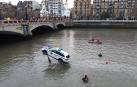 Rescate del río Urumea del coche patrulla de la Ertzaintza con el agente fallecido en su interior