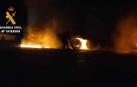 Agentes de la Guardia Civil extinguieron el fuego que se había producido en el camión