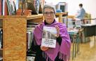 Hedy Herrero con un ejemplar de su libro ayer, en la librería Katakrak de Pamplona.