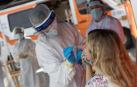 Prueba PCR en una carpa instalada en el aparcamiento del Hospital Reina Sofía de Tudela