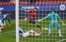 Osasuna resiste con uno menos ante el Alavés para despedir el año