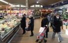 Personas comprando en el Mercado del Segundo Ensanche