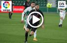 Benzema se escapa con el balón ante un jugador del Elche