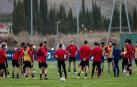 Los jugadores de Osasuna, durante una charla técnica en un entrenamiento anterior en Tajonar