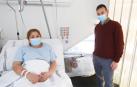 Los padres de Izan, Antonia Aguilera y Manuel Jesús Velásquez, junto al bebé que duerme en la cuna.