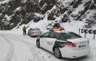 Imagen de un coche de la Guardia Civil auxiliando a otro vehículo en Ibañeta.