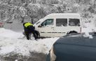La Guardia Civil auxilia a varios vehículos en Olazagutía y Urbasa por la nieve