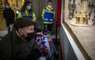 Pilar Martínez y Faustino Cámara viven en un tercero sin ascensor y necesitan silla de ruedas. Tras semanas sin salir de casa, voluntarios de la DYA les ofrecieron un recorrido por la ciudad