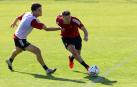 Javi Martínez intenta tapar a Kike Barja.