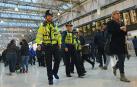 Dos agentes de policía montan guardia en la estación de tren de Waterloo, este martes en Londres (Reino Unido).