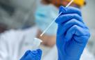 Un sanitario realiza una prueba de coronavirus.