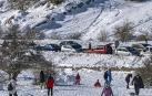 Padres y niños salieron a la nieve a disfrutar con los trineos en el alto de Lizarraga este jueves, 7 de enero.