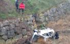 Los bomberos sacan un coche que estaba en el Cidacos desde la riada del 8 de julio