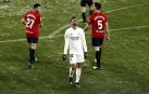 Moncayola y David García, junto a Casemiro dentro del área.