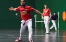 Bengoetxea VI golpea con su derecha una de las pelotas puestas en juego ayer en el Beotibar. Al fondo, Mariezkurrena II y Ladis Galarza.
