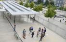Pértiga telescópica para espantar palomas en el colegio Doña Mayor