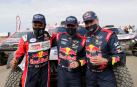 Peterhansel, escoltado por  Nasser Al-Attiyah, segundo y Carlos Sainz, tercero en el Dakar.