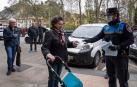 Un Policía Municipal de Estella repartiendo mascarillas