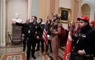 El hombre que irrumpió en el Capitolio vestido de bisonte pide el perdón de Trump