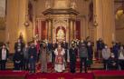 El párroco, Javier Leoz, miembros de la Junta y nuevos cofrades, tras la misa.