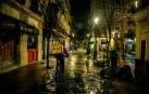 Un repartidor de Glovo, por las calles desiertas de Madrid.
