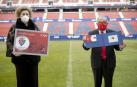 Osasuna lanza junto a Correos un sello conmemorativo del Centenario