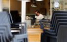 Un camarero prepara cafés para llevar (único formato permitido) en Valencia el día en el que toda la hostelería comienza la primer jornada de cierre total en la Generalitat Valenciana.