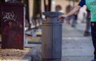 Una papelera, en el Paseo de Sarasate.
