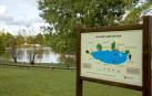 Mendillorri estrena señales sobre los valores ambientales y culturales del lago