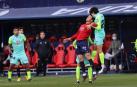 Pelea por un balón por alto en el Osasuna-Granada