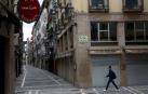 Una calle de Pamplona con bares y comercios cerrados.
